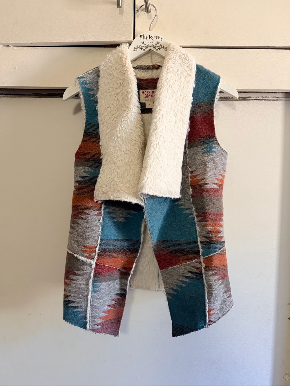 Mossimo Supply Co. Women’s White/Multicolor Print Fuzzy Vest Size S